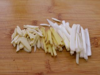 7、鱼香肉丝,葱姜蒜切丝。