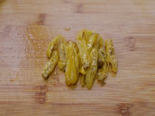 8、鱼香肉丝,小米辣切丝。