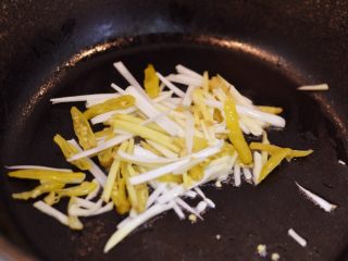 11、鱼香肉丝,锅中油烧热,放入葱姜蒜和小米辣爆香。