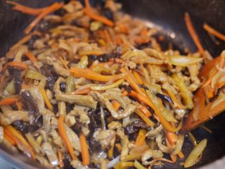 14、鱼香肉丝,倒入鱼香汁,炒至汁水均匀的包裹食材即可。