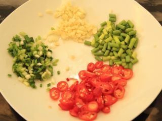 5、金钱蛋,切好配料备用