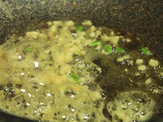 9、金钱蛋,底油爆香蒜末