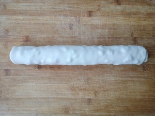 13、腐乳葱香饼,从一头开始卷起，卷至另一头，卷成圆桶状。
