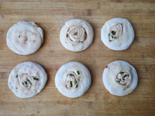 16、腐乳葱香饼,将饼坯醒10分钟。