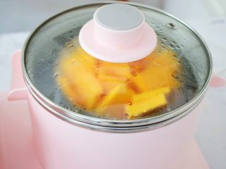 2、无糖版南瓜饼,南瓜洗净切成片放入蒸锅蒸熟