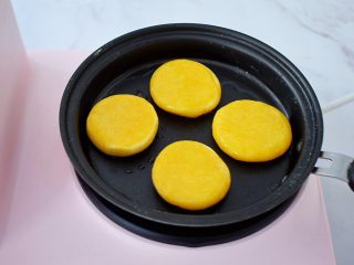 9、无糖版南瓜饼,再翻另一面继续小火煎至金黄色即可