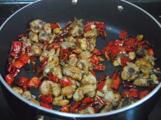 12、辣子鸡,倒入鸡块翻炒均匀即可出锅