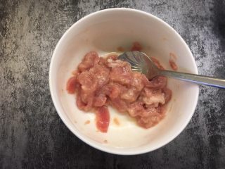 10、毛豆炒肉丝,搅拌均匀腌制一会