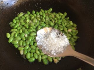 17、毛豆炒肉丝,加入一勺盐