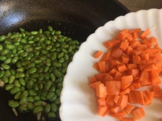 20、毛豆炒肉丝,加入胡萝卜翻炒一会