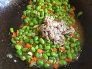 23、毛豆炒肉丝,快收汁前加入炒好的肉丝，继续翻炒