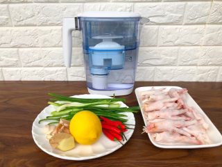 1、酸辣泡爪,食材合影