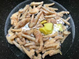 5、酸辣泡爪,鸡爪焯好以后，用冷水冲洗干净，重新放入锅里，加入剩下的姜片，倒入和鸡爪齐平的水，大火把水煮开，水开再煮5分钟。