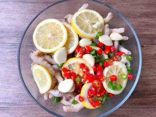 7、酸辣泡爪,鸡爪泡凉以后，沥干水，加入柠檬片，青辣椒、小米辣，蒜瓣。