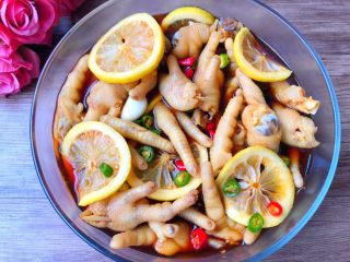 8、酸辣泡爪,倒入250毫升纯净水，400毫升生抽，200毫升陈醋，180毫升白醋，100克白糖搅拌均匀，盖上保鲜膜，放入冰箱冷藏3个小时就可以吃了。