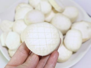 2、酱烧杏鲍菇,用刀在切片的杏鲍菇两面纵横划上几刀，注意不要划得太深，以免切断