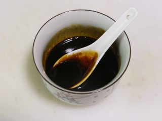 6、酱烧杏鲍菇,取一个小碗，将酱油、蚝油、老抽、白糖和适量清水倒入碗中，搅拌均匀调成酱汁