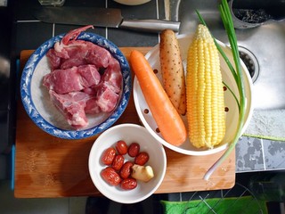 1、玉米胡萝卜山药排骨汤,准备食材。
