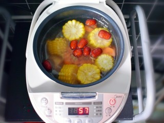 9、玉米胡萝卜山药排骨汤,再过20分钟左右，也就是1小时以后，加入胡萝卜和红枣，盖上盖子继续炖。