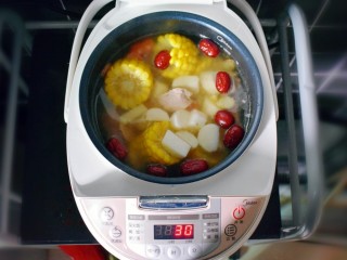 10、玉米胡萝卜山药排骨汤,剩下最后半个小时左右时，加入山药。