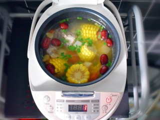 12、玉米胡萝卜山药排骨汤,撒上适量的葱花，美味的玉米胡萝卜山药排骨汤就完成啦！