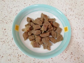 3、土豆烧牛肉,焯过水的牛肉用凉水冲洗干净，控一下水备用。
