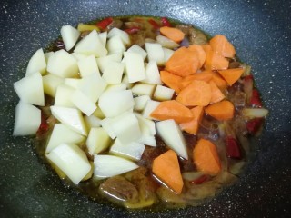 14、土豆烧牛肉,牛肉炖好以后下入土豆和胡萝卜翻炒均匀。