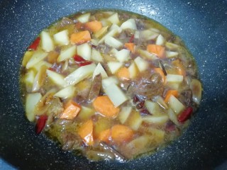 15、土豆烧牛肉,继续炖五分钟左右。