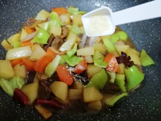 18、土豆烧牛肉,放鸡精翻炒均匀出锅。