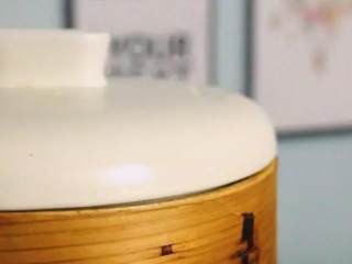 2、手撕茄子,蒸的实在太好吃,香软,吃不腻,隔水蒸10分钟