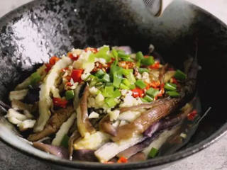 4、手撕茄子,蒸的实在太好吃,香软,吃不腻,倒入生抽、油泼辣子、辣椒碎、葱蒜末、盐