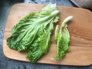 4、英式快手营养早餐,生菜洗净放入餐盘最下面。