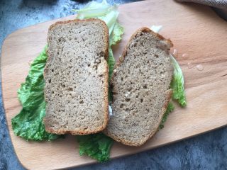 6、英式快手营养早餐,放上全麦面包片。