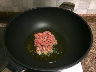 4、胡萝卜炒牛肉丝,放入牛肉丝快速翻炒变色断生。
