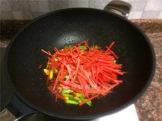 8、胡萝卜炒牛肉丝,放入胡萝卜丝翻炒20秒。