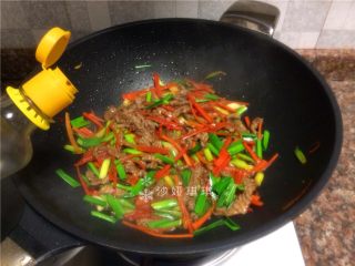 11、胡萝卜炒牛肉丝,倒入适量生抽翻炒10秒。