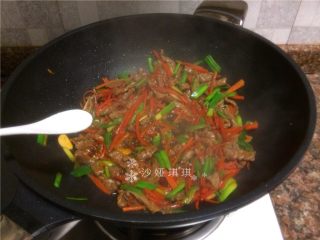 12、胡萝卜炒牛肉丝,放入适量盐翻炒10秒即可出锅。