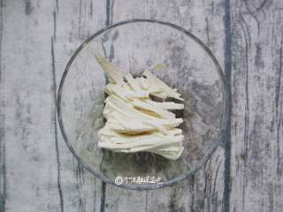 1、豆腐丝鸡蛋汤,豆腐切丝待用