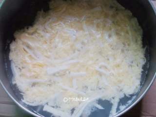 5、豆腐丝鸡蛋汤,豆腐丝煮开后,鸡蛋液均匀地淋入锅里,轻轻推动拌匀。