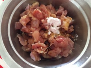 5、吃豆腐+酸辣腐方鸡丁,加入酱油，这样腌制一下，肉质会更嫩滑