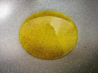 6、鲜嫩不柴的鸡胸肉,热锅热油。