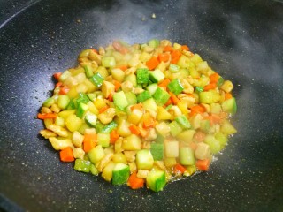 17、鲜嫩不柴的鸡胸肉,适量盐翻炒均匀。