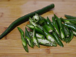 1、辣椒炒荷包蛋,湖南线椒切块。