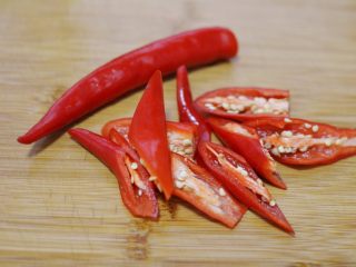 2、辣椒炒荷包蛋,红辣椒切块。