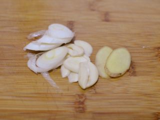 3、辣椒炒荷包蛋,葱姜蒜切片。