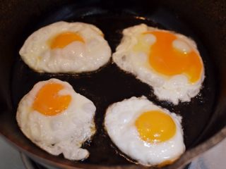 4、辣椒炒荷包蛋,锅里油烧热，中小火打入鸡蛋。
