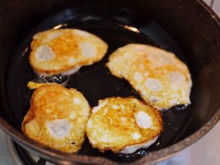 5、辣椒炒荷包蛋,煎至两面金黄。