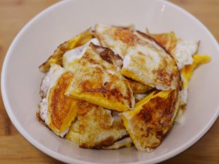 6、辣椒炒荷包蛋,切块备用。