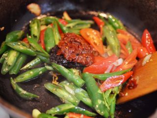 9、辣椒炒荷包蛋,放一勺豆瓣酱、一勺老干妈和适量白糖。