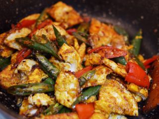 11、辣椒炒荷包蛋,放入荷包蛋翻炒均匀。